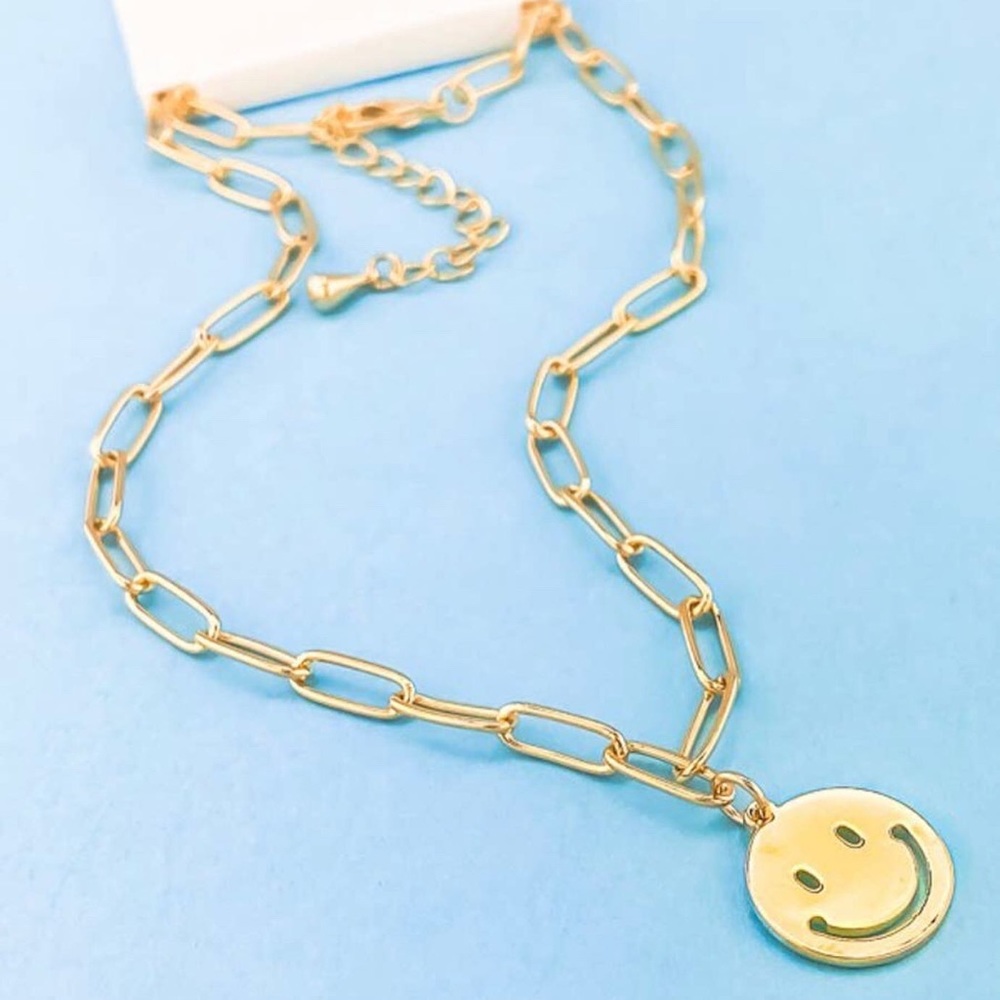SMILEY PENDANT NECKLACE